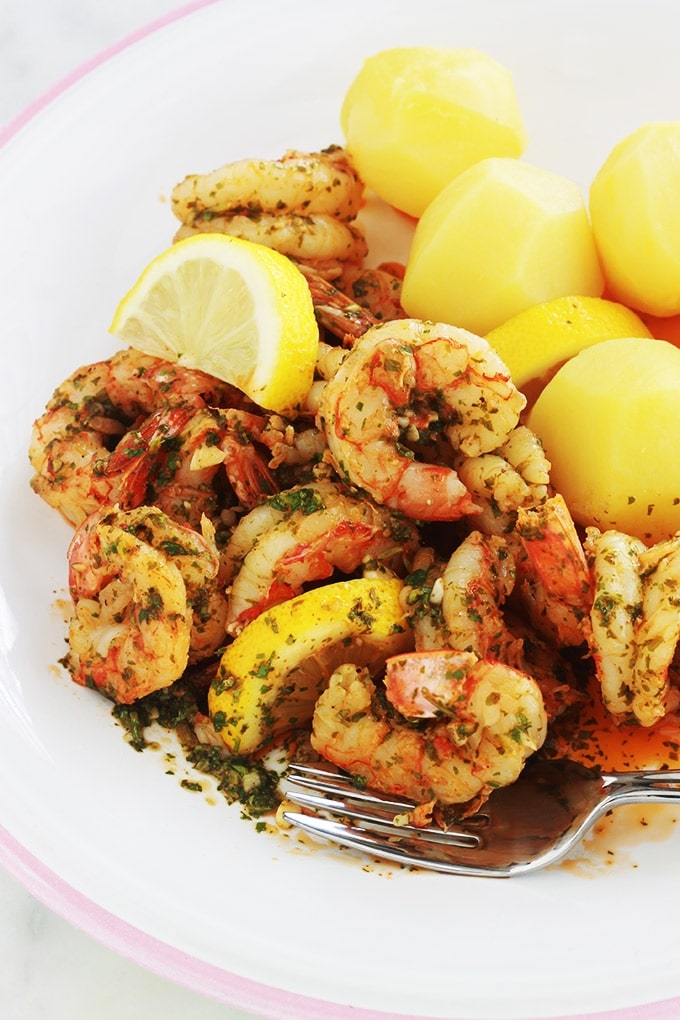 Une recette de plat facile et rapide : des crevettes en sauce chermoula marocaine. A base de coriandre (ou persil), ail, jus de citron, huile d’olive et épices. Délicieux aussi bien chaud que froid. En entrée avec du pain, en plat (accompagné de pâtes, de pommes de terre,  du riz...), dans un sandwich... C'est comme vous voulez !