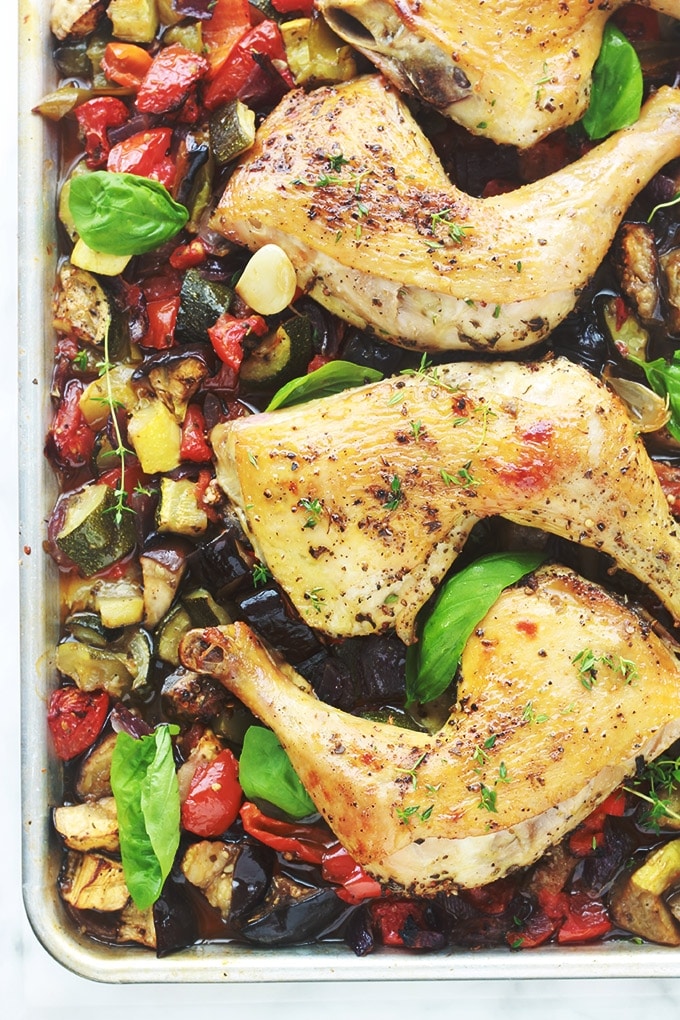 Plat complet très facile et savoureux : des cuisses de poulet rôties au four sur un lit de ratatouille. Les légumes sont aussi rôtis au four avec le poulet : courgettes, aubergines, poivrons, oignons, tomates et gousses d’ail en chemise. Le poulet est tendre et juteux et les légumes confits. Un régal!