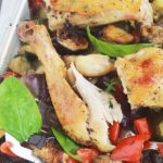 Plat complet très facile et savoureux : des cuisses de poulet rôties au four sur un lit de ratatouille. Les légumes sont aussi rôtis au four avec le poulet : courgettes, aubergines, poivrons, oignons, tomates et gousses d’ail en chemise. Le poulet est tendre et juteux et les légumes confits. Un régal!