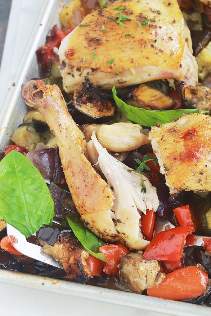 Plat complet très facile et savoureux : des cuisses de poulet rôties au four sur un lit de ratatouille. Les légumes sont aussi rôtis au four avec le poulet : courgettes, aubergines, poivrons, oignons, tomates et gousses d’ail en chemise. Le poulet est tendre et juteux et les légumes confits. Un régal!