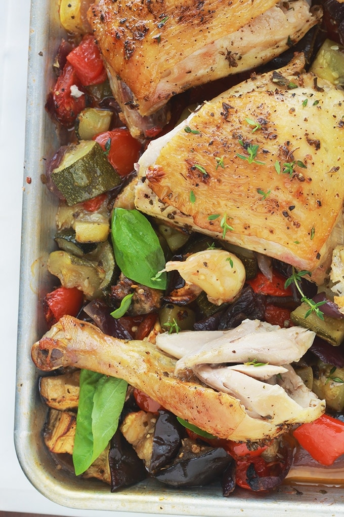 Plat complet très facile et savoureux : des cuisses de poulet rôties au four sur un lit de ratatouille. Les légumes sont aussi rôtis au four avec le poulet : courgettes, aubergines, poivrons, oignons, tomates et gousses d’ail en chemise. Le poulet est tendre et juteux et les légumes confits. Un régal!