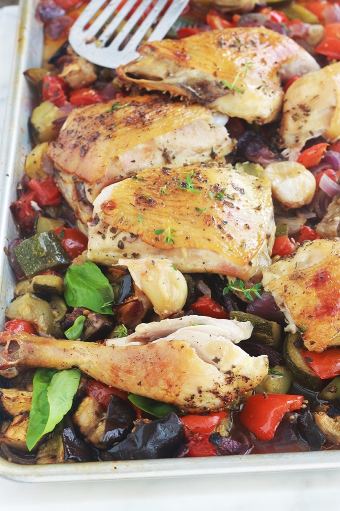 Plat complet très facile et savoureux : des cuisses de poulet rôties au four sur un lit de ratatouille. Les légumes sont aussi rôtis au four avec le poulet : courgettes, aubergines, poivrons, oignons, tomates et gousses d’ail en chemise. Le poulet est tendre et juteux et les légumes confits. Un régal!