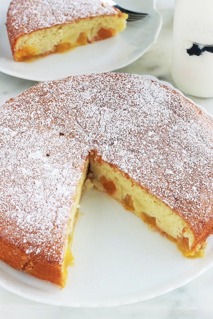 Ce gâteau aux prunes jaunes est très moelleux et léger. C’est une recette avec de l’huile, sans beurre. Très facile et rapide. Peut se faire avec toutes les variétés de prunes (jaunes, rouges, noires, quetsches, mirabelles, …), et même avec d’autres fruits comme les abricots, les pêches, etc Accompagné d'une bonne tasse de café ou de thé, yummy!