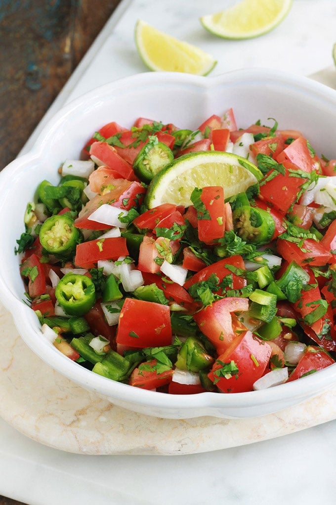 Pico de gallo salsa mexicaine dans un bol