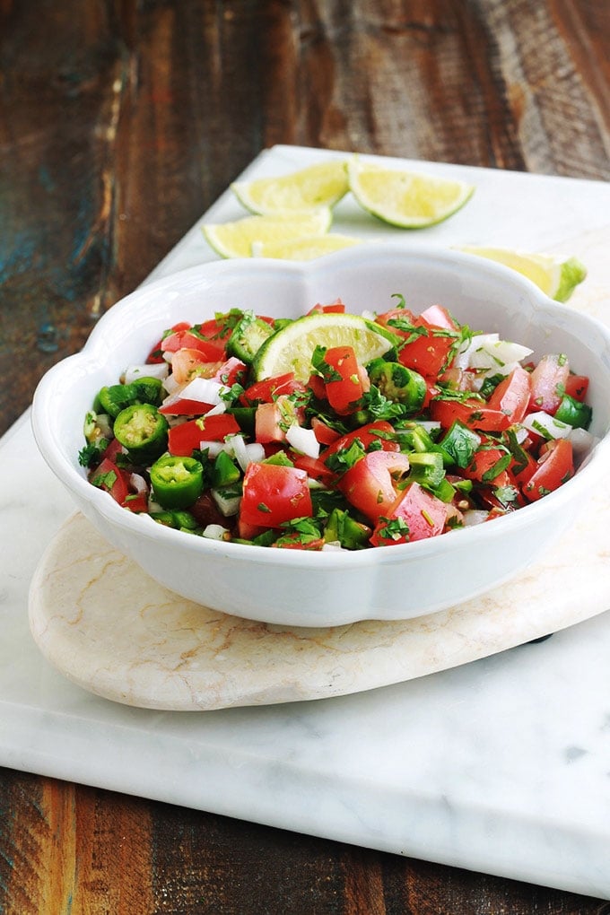 Pico de gallo salsa mexicaine dans un bol