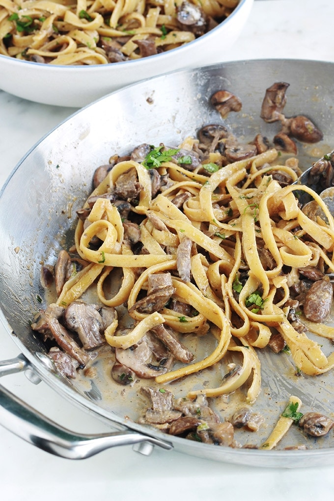 Des pâtes dans une sauce crémeuse aux champignons et fromage. Une recette facile, rapide et tellement délicieuse. La sauce est composée de crème, bouillon, échalote, ail, herbes aromatiques, parmesan (ou autre fromage). A servir comme plat végétarien ou en plat d’accompagnement pour une viande.