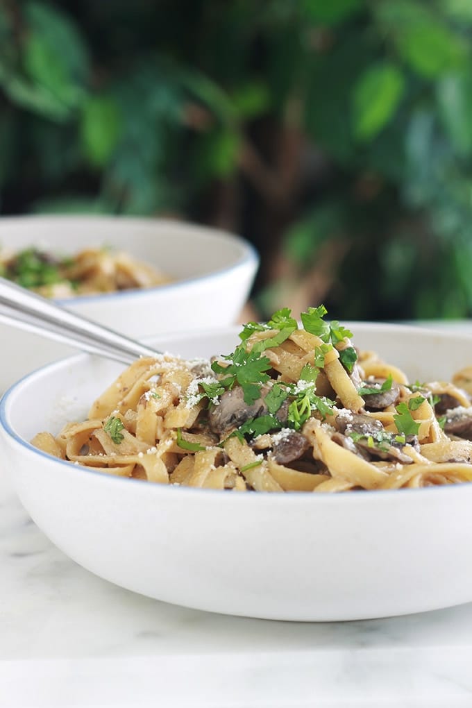 Des pâtes dans une sauce crémeuse aux champignons et fromage. Une recette facile, rapide et tellement délicieuse. La sauce est composée de crème, bouillon, échalote, ail, herbes aromatiques, parmesan (ou autre fromage). A servir comme plat végétarien ou en plat d’accompagnement pour une viande.