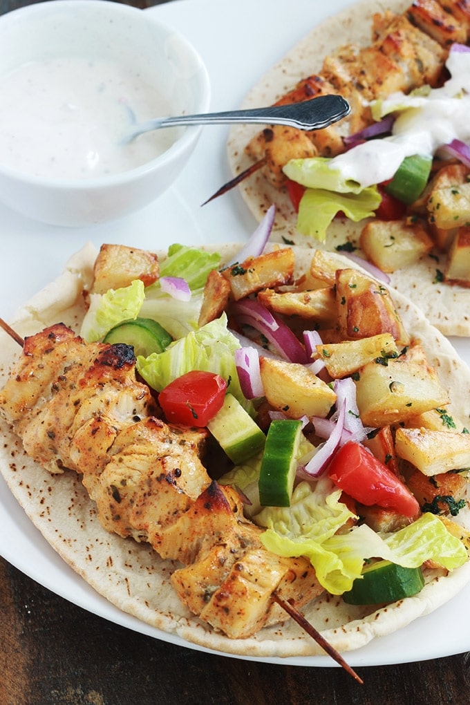 Pain pita au brochettes de poulet mariné à la libanaise (chich taouk), des pommes de terre frites épicées en sauce citronnée à l’ail et coriandre, des crudités et une sauce blanche. Une recette toute simple, facile et délicieuse.