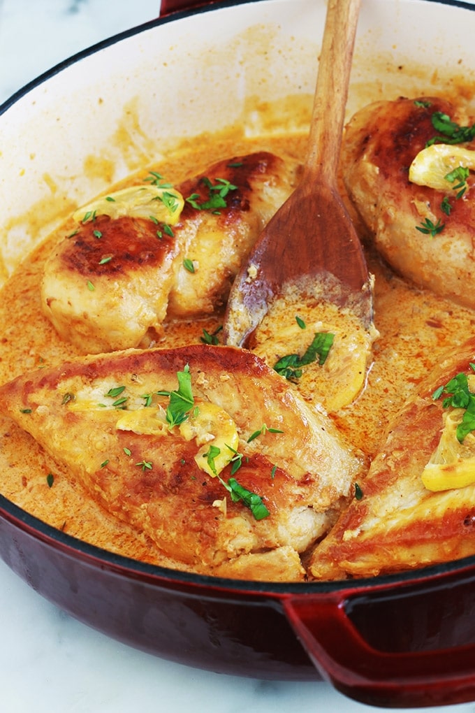 Poitrines de poulet dans une délicieuse sauce crémeuse à l’ail et au citron. Magnifique avec des pâtes, des légumes comme les pommes de terre, du riz, ou simplement avec du pain pour saucer dedans. Si vous aimez les sauces citronnées, vous allez vous régaler.