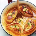 Poitrines de poulet dans une délicieuse sauce crémeuse à l’ail et au citron. Magnifique avec des pâtes, des légumes comme les pommes de terre, du riz, ou simplement avec du pain pour saucer dedans. Si vous aimez les sauces citronnées, vous allez vous régaler.