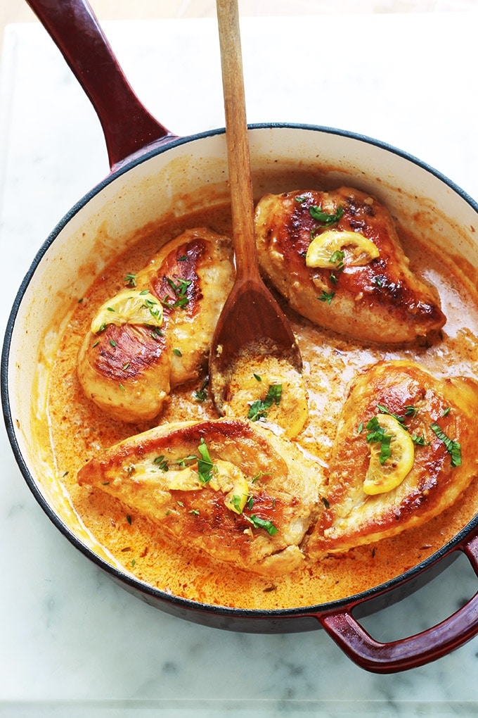 Poitrines de poulet dans une délicieuse sauce crémeuse à l’ail et au citron. Magnifique avec des pâtes, des légumes comme les pommes de terre, du riz, ou simplement avec du pain pour saucer dedans. Si vous aimez les sauces citronnées, vous allez vous régaler.