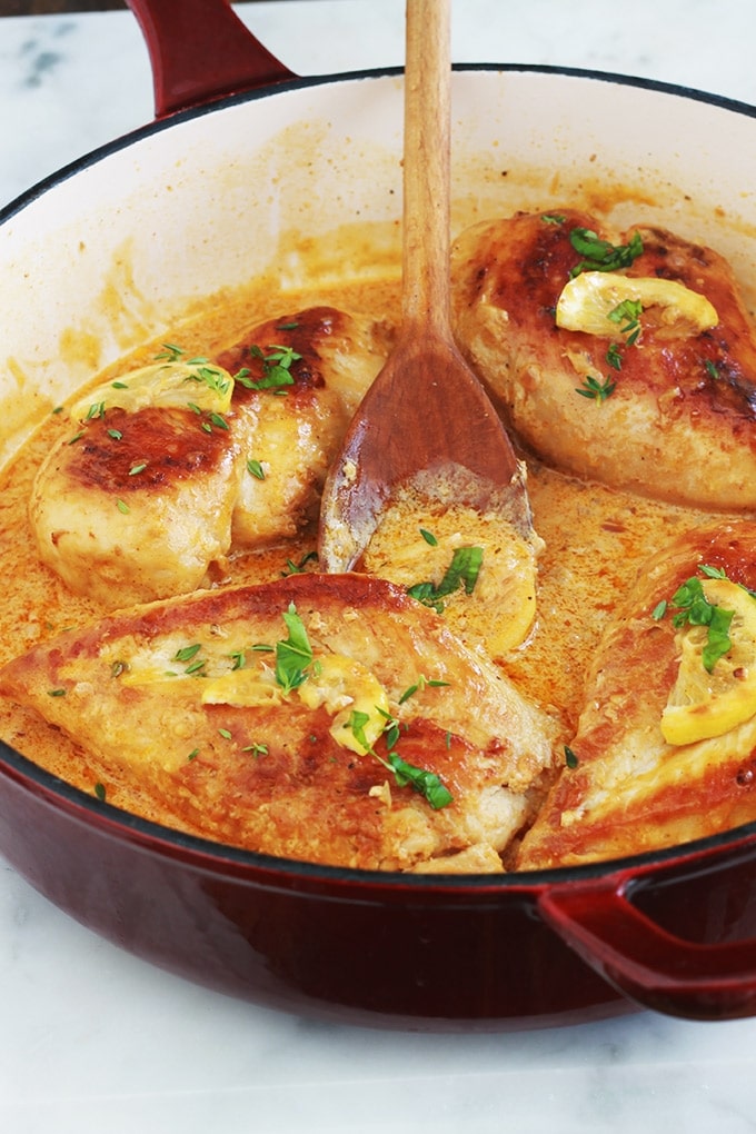 Poitrines de poulet dans une délicieuse sauce crémeuse à l’ail et au citron. Magnifique avec des pâtes, des légumes comme les pommes de terre, du riz, ou simplement avec du pain pour saucer dedans. Si vous aimez les sauces citronnées, vous allez vous régaler.