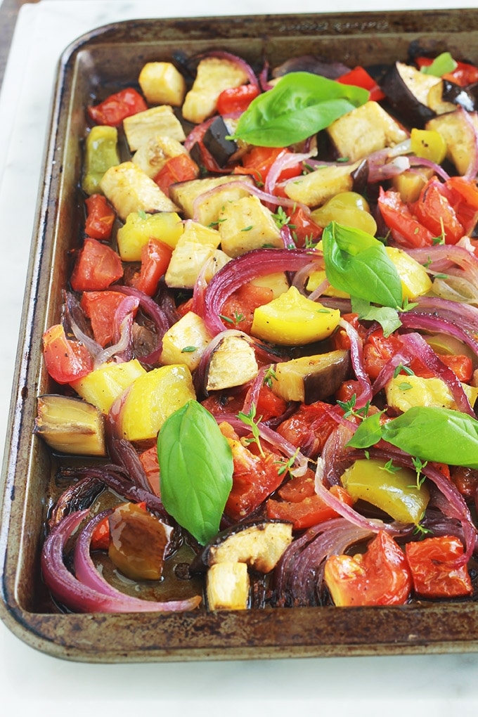 Recette de la ratatouille au four, simple et facile à faire. Plus légère et plus rapide que la ratatouille classique. Composée de courgettes, aubergines, poivrons, oignons, tomates et assaisonnement avec de l’huile d’olive, épices et herbes aromatiques. Les légumes sont confits et délicieux.