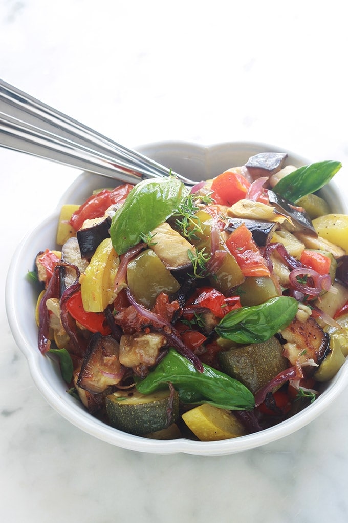 Recette de la ratatouille au four, simple et facile à faire. Plus légère et plus rapide que la ratatouille classique. Composée de courgettes, aubergines, poivrons, oignons, tomates et assaisonnement avec de l’huile d’olive, épices et herbes aromatiques. Les légumes sont confits et délicieux.