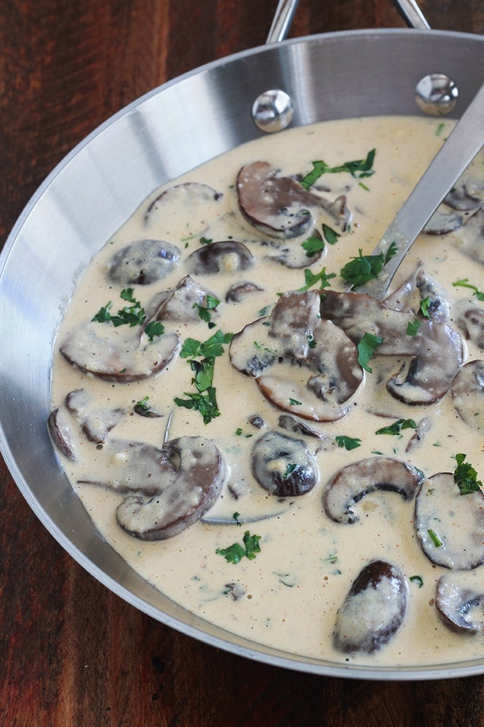 Délicieuse sauce aux champignons avec de la crème et du parmesan. La recette est toute simple et rapide à faire. Magnifique avec des pâtes, en particulier les tagliatelles et fettuccine. Mais aussi les légumes et les viandes. 