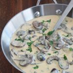 Délicieuse sauce aux champignons avec de la crème et du parmesan. La recette est toute simple et rapide à faire. Magnifique avec des pâtes, en particulier les tagliatelles et fettuccine. Mais aussi les légumes et les viandes. 