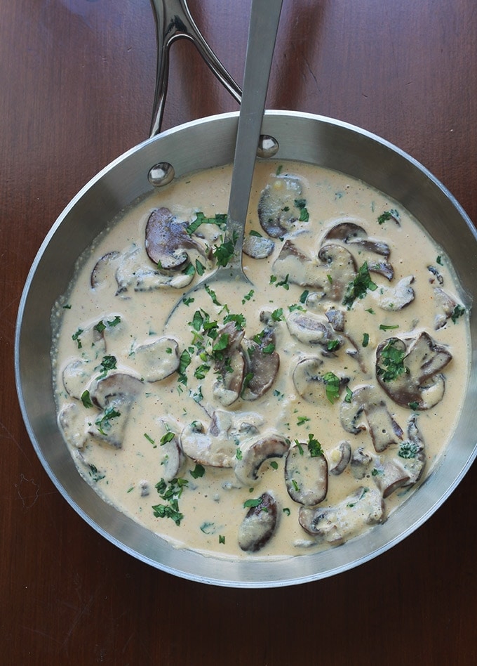 Délicieuse sauce aux champignons avec de la crème et du parmesan. La recette est toute simple et rapide à faire. Magnifique avec des pâtes, en particulier les tagliatelles et fettuccine. Mais aussi les légumes et les viandes. 