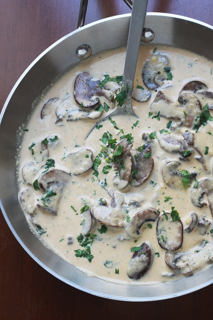 Délicieuse sauce aux champignons avec de la crème et du parmesan. La recette est toute simple et rapide à faire. Magnifique avec des pâtes, en particulier les tagliatelles et fettuccine. Mais aussi les légumes et les viandes. 