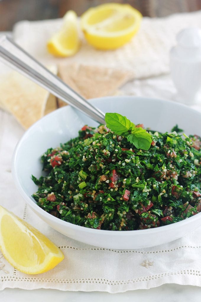 La vraie recette du taboulé libanais. Très facile avec peu d'ingrédients : persil (beaucoup de persil) et éventuellement un peu de menthe fraîche, un peu de boulgour, tomates, oignons, jus de citron, huile d’olive et sel. C'est une salade santé rafraîchissante parfaite en été. A servir en entrée ou en plat d'accompagnement pour vos grillades. Il est magnifique aussi pour les pique-niques. Très simple, rapide et tellement bon!