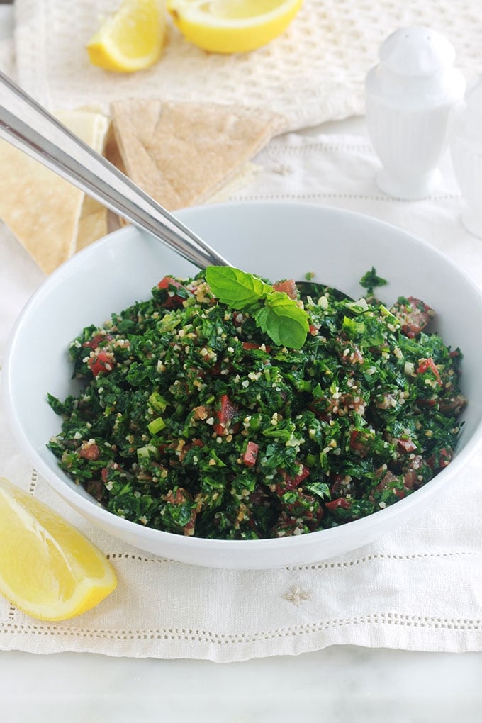 La vraie recette du taboulé libanais. Très facile avec peu d'ingrédients : persil (beaucoup de persil) et éventuellement un peu de menthe fraîche, un peu de boulgour, tomates, oignons, jus de citron, huile d’olive et sel. C'est une salade santé rafraîchissante parfaite en été. A servir en entrée ou en plat d'accompagnement pour vos grillades. Il est magnifique aussi pour les pique-niques. Très simple, rapide et tellement bon!