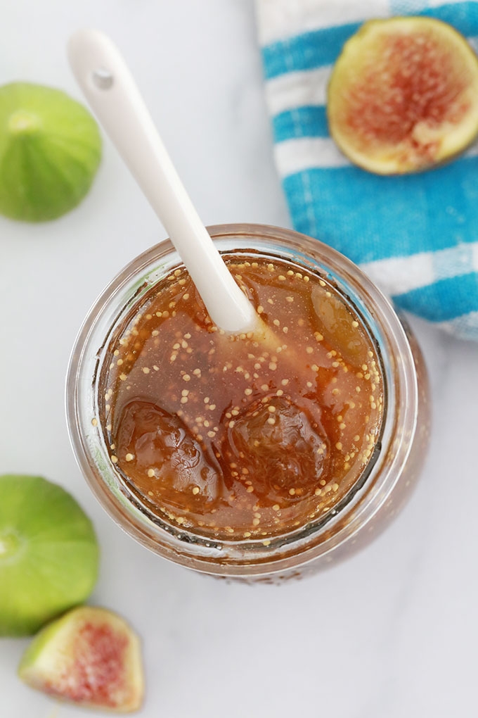 Recette de la confiture de figues allégée en sucre et sans pectine industrielle / sans sucre gélifiant. Facile, avec des figues fraîches ou congelées et jus de citron. Délicieuse sur des tartines de pain grillé, avec du fromage ou du foie gras lors des fêtes de Noel ou de fin d'année, ...