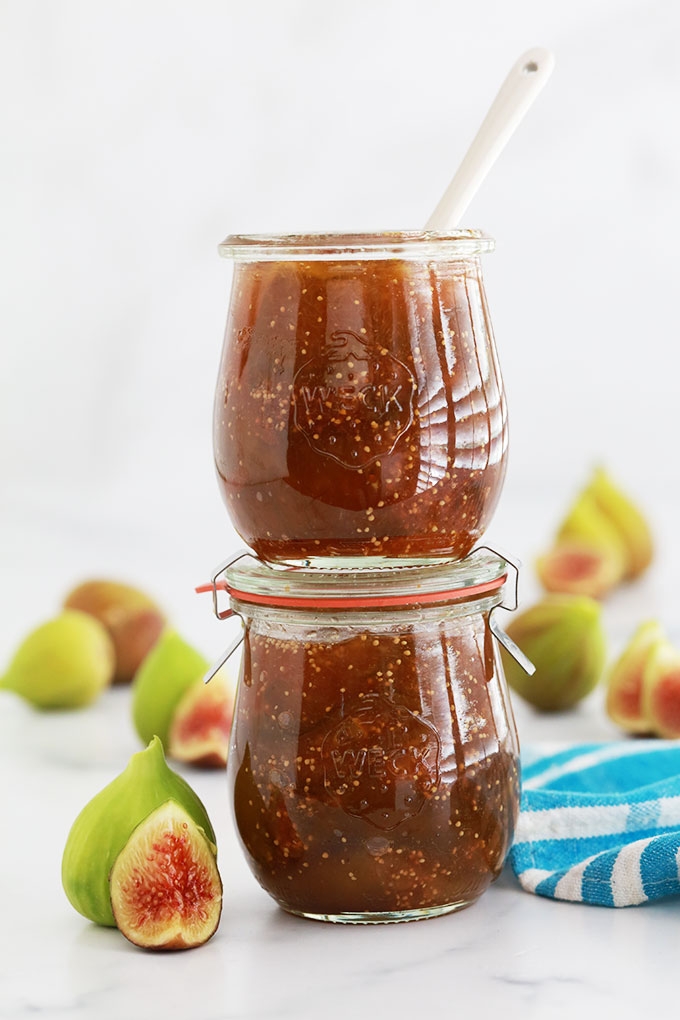 Recette de la confiture de figues allégée en sucre et sans pectine industrielle / sans sucre gélifiant. Facile, avec des figues fraîches ou congelées et jus de citron. Délicieuse sur des tartines de pain grillé, avec du fromage ou du foie gras lors des fêtes de Noel ou de fin d'année, ...