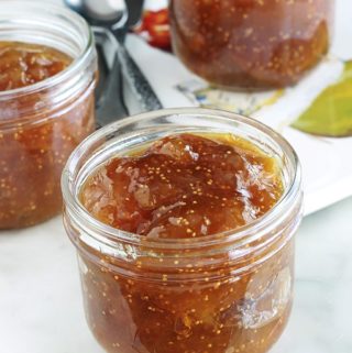 Recette de la confiture de figues maison, facile et rapide. Avec des figues fraîches ou des figues surgelées. Même recette de base pour toutes les variétés de figues (vertes ou blanches, violettes ou noires, rouges ...) Allégée en sucre (moitié du poids total des figues). Délicieuse sur des tartines de pain grillé, avec du fromage ou du foie gras lors des fêtes.