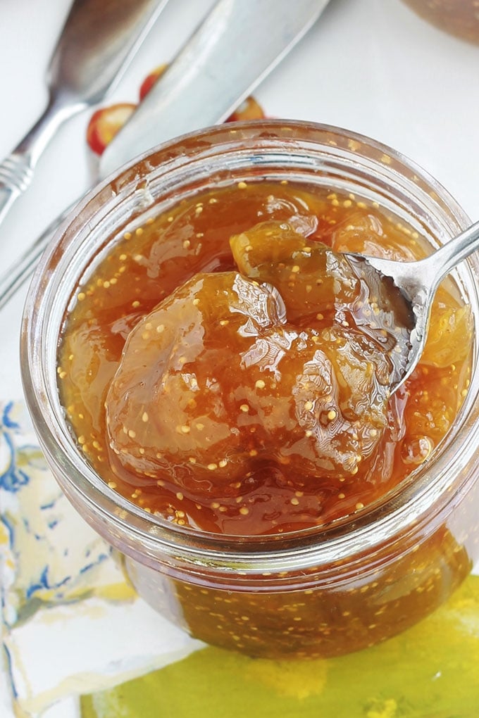 Recette de la confiture de figues allégée en sucre et sans pectine industrielle / sans sucre gélifiant. Facile, avec des figues fraîches ou congelées et jus de citron. Délicieuse sur des tartines de pain grillé, avec du fromage ou du foie gras lors des fêtes de Noel ou de fin d'année, ...