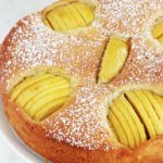 Ce délicieux gâteau allemand aux pommes est très facile. Une pâte rapide à préparer dans laquelle sont enfoncés des demi ou quartiers de pommes tranchées. Il est tellement simple qu’il convient même pour le goûter des jours de semaine quand on a pas beaucoup de temps.