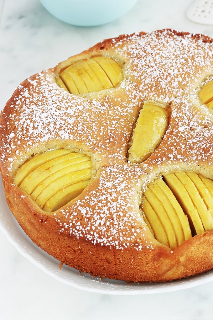 Ce délicieux gâteau allemand aux pommes est très facile. Une pâte rapide à préparer dans laquelle sont enfoncés des demi ou quartiers de pommes tranchées. Il est tellement simple qu’il convient même pour le goûter des jours de semaine quand on a pas beaucoup de temps.