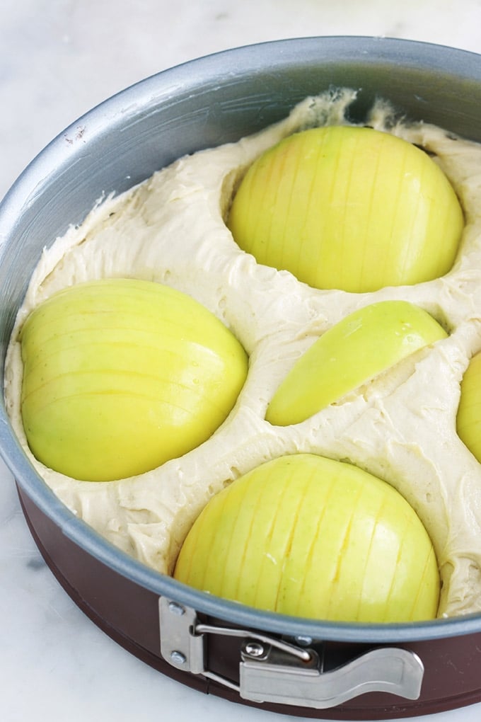 Ce délicieux gâteau allemand aux pommes est très facile. Une pâte rapide à préparer dans laquelle sont enfoncés des demi ou quartiers de pommes tranchées. Il est tellement simple qu’il convient même pour le goûter des jours de semaine quand on a pas beaucoup de temps.