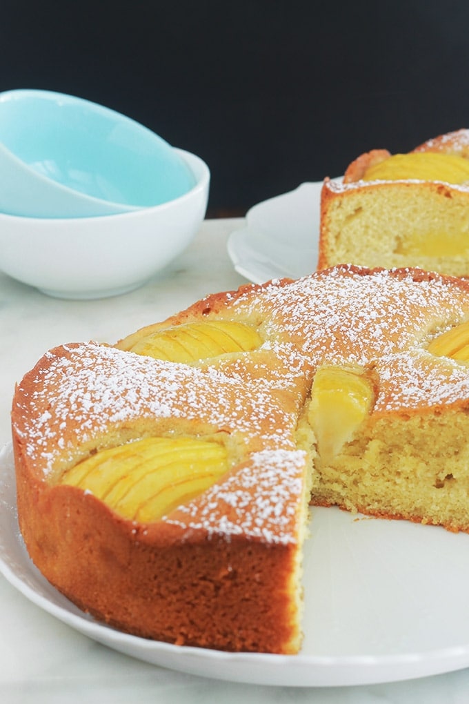 Ce délicieux gâteau allemand aux pommes est très facile. Une pâte rapide à préparer dans laquelle sont enfoncés des demi ou quartiers de pommes tranchées. Il est tellement simple qu’il convient même pour le goûter des jours de semaine quand on a pas beaucoup de temps.