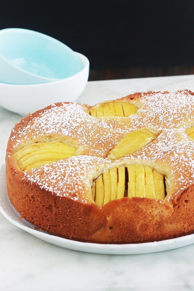 Ce délicieux gâteau allemand aux pommes est très facile. Une pâte rapide à préparer dans laquelle sont enfoncés des demi ou quartiers de pommes tranchées. Il est tellement simple qu’il convient même pour le goûter des jours de semaine quand on a pas beaucoup de temps.