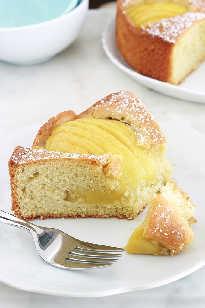 Ce délicieux gâteau allemand aux pommes est très facile. Une pâte rapide à préparer dans laquelle sont enfoncés des demi ou quartiers de pommes tranchées. Il est tellement simple qu’il convient même pour le goûter des jours de semaine quand on a pas beaucoup de temps.