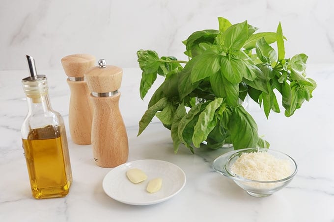 Ingredients du pistou basilic ail parmesan sel poivre huile d'olive