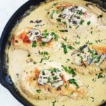 Une autre recette facile et rapide : du poulet en sauce au poivre vert, champignons et crème. Vous pouvez utiliser des poitrines de poulet désossées et sans peau, blanc de poulet émincé, aiguillettes, escalopes ou filets, … A servir avec des pommes de terre, des pâtes, du riz, c'est délicieux avec tout !