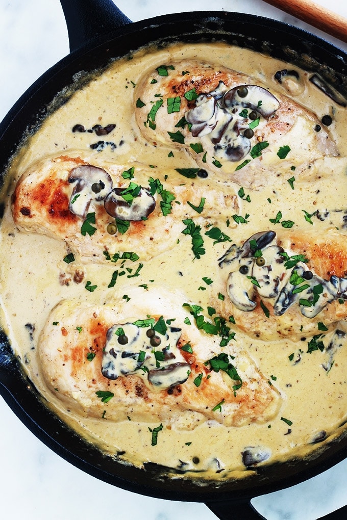 Une autre recette facile et rapide : du poulet en sauce au poivre vert, champignons et crème. Vous pouvez utiliser des poitrines de poulet désossées et sans peau, blanc de poulet émincé, aiguillettes, escalopes ou filets, … A servir avec des pommes de terre, des pâtes, du riz, c'est délicieux avec tout !