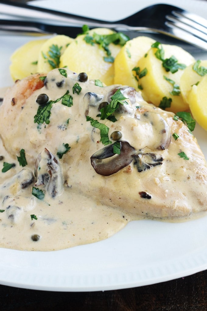 Une autre recette facile et rapide : du poulet en sauce au poivre vert, champignons et crème. Vous pouvez utiliser des poitrines de poulet désossées et sans peau, blanc de poulet émincé, aiguillettes, escalopes ou filets, … A servir avec des pommes de terre, des pâtes, du riz, c'est délicieux avec tout !