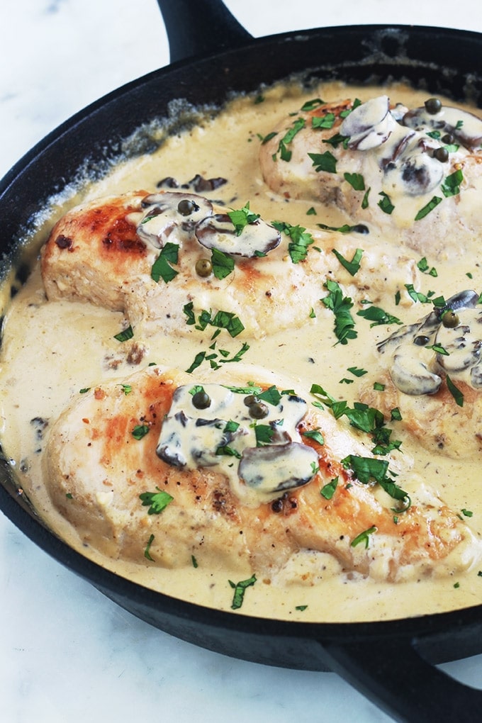 Une autre recette facile et rapide : du poulet en sauce au poivre vert, champignons et crème. Vous pouvez utiliser des poitrines de poulet désossées et sans peau, blanc de poulet émincé, aiguillettes, escalopes ou filets, … A servir avec des pommes de terre, des pâtes, du riz, c'est délicieux avec tout !