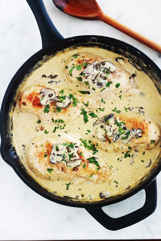 Une autre recette facile et rapide : du poulet en sauce au poivre vert, champignons et crème. Vous pouvez utiliser des poitrines de poulet désossées et sans peau, blanc de poulet émincé, aiguillettes, escalopes ou filets, … A servir avec des pommes de terre, des pâtes, du riz, c'est délicieux avec tout !