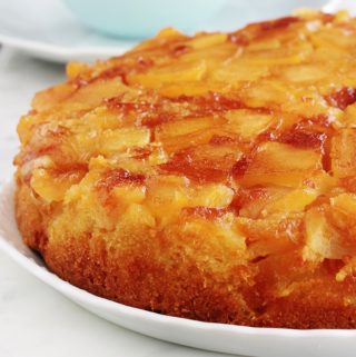 Recette du quatre-quarts aux pommes du chef Christophe Felder. C’est un gâteau renversé aux pommes caramélisées, sur la base du fameux quatre quarts breton. Simple, facile et délicieux pour le goûter.