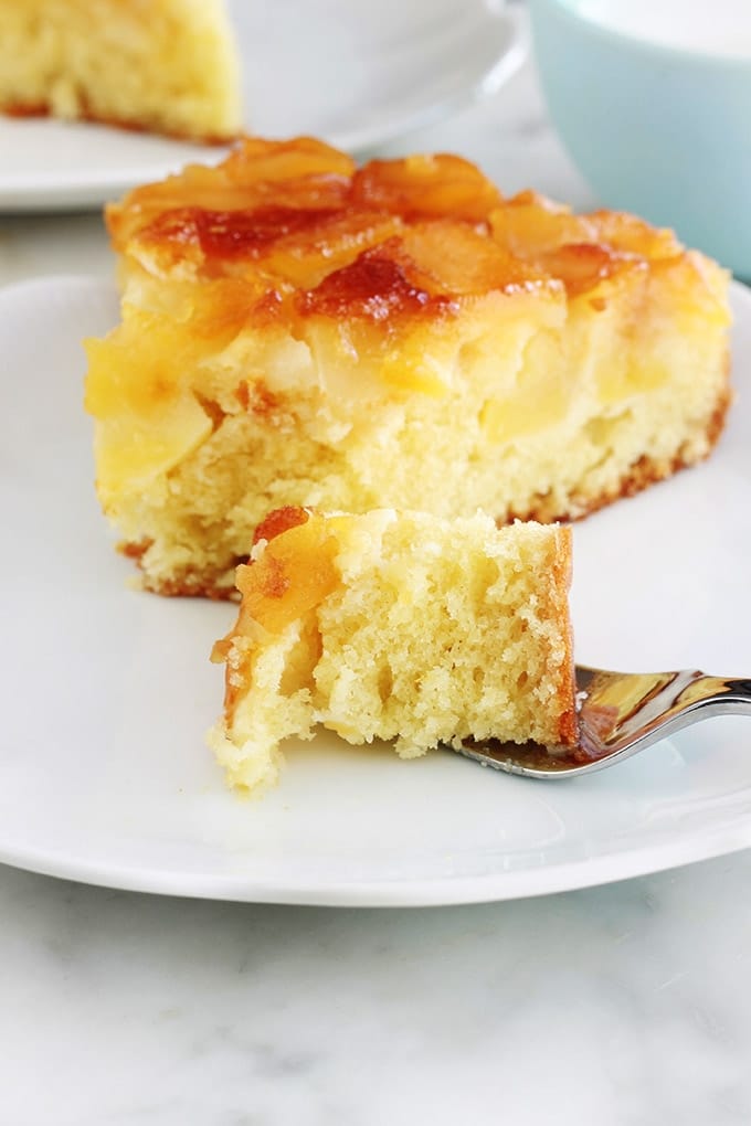 Recette du quatre-quarts aux pommes du chef Christophe Felder. C’est un gâteau renversé aux pommes caramélisées, sur la base du fameux quatre quarts breton. Simple, facile et délicieux pour le goûter.