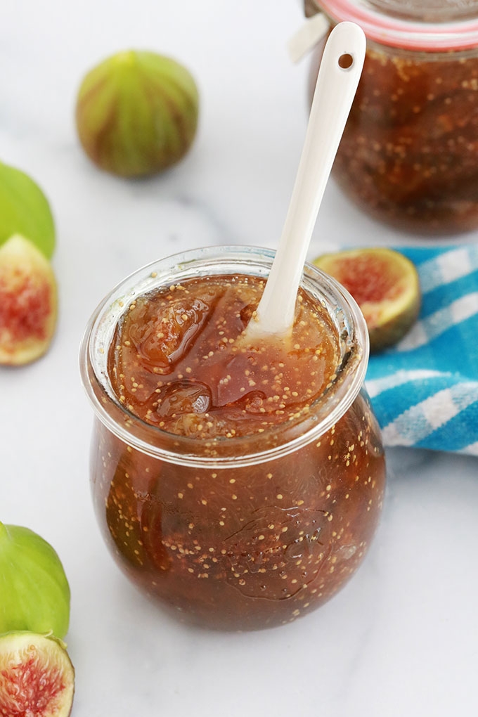 Recette de la confiture de figues allégée en sucre et sans pectine industrielle / sans sucre gélifiant. Facile, avec des figues fraîches ou congelées et jus de citron. Délicieuse sur des tartines de pain grillé, avec du fromage ou du foie gras lors des fêtes de Noel ou de fin d'année, ...