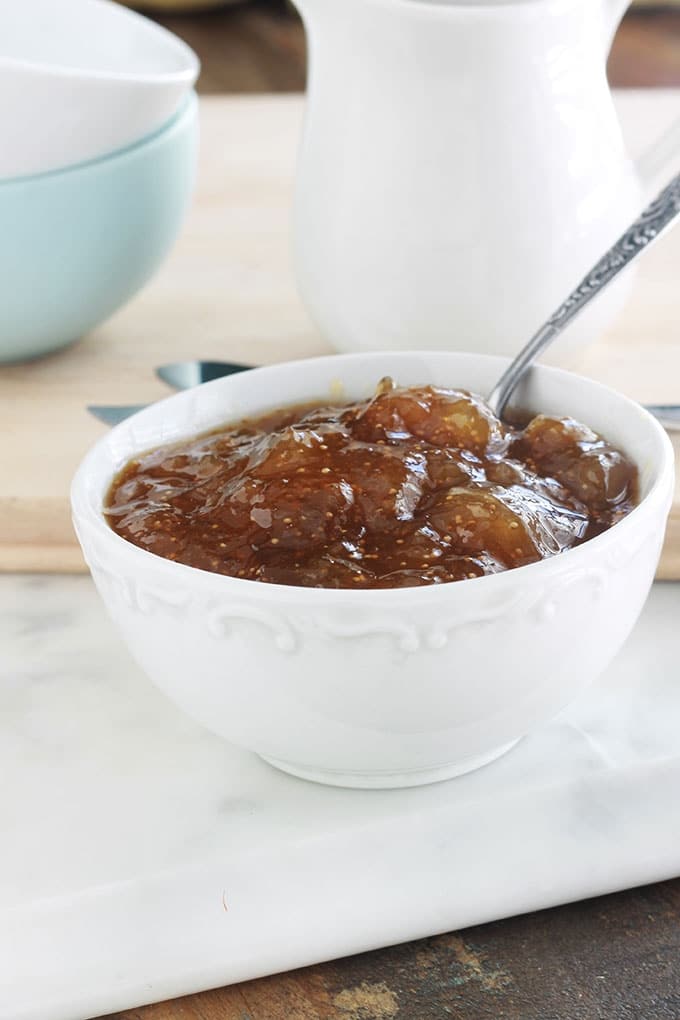 Recette de la confiture de figues allégée en sucre et sans pectine industrielle / sans sucre gélifiant. Facile, avec des figues fraîches ou congelées et jus de citron. Délicieuse sur des tartines de pain grillé, avec du fromage ou du foie gras lors des fêtes de Noel ou de fin d'année, ...