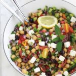 Salade de pois chiches à la grecque rafraîchissante. Une recette facile et rapide (5 minutes!). Des pois chiches, tomates, concombres, oignons, feta, olives kalamata et aromates. Le tout arrosé d’une vinaigrette grecque toute simple. C’est une salade économique, végétarienne et vegan (sans la feta!).