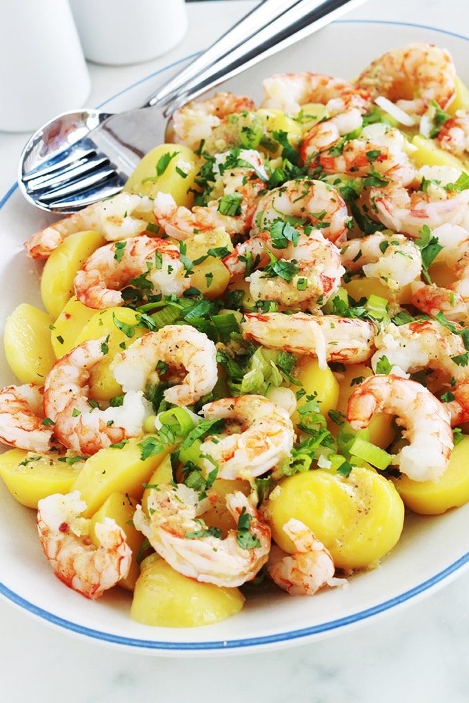 Cette salade de pommes de terre aux crevettes (ou scampis) est très simple et tellement goûteuse. Une recette facile pour un repas rapide prêt en quelques minutes ! Pommes de terre, crevettes, oignons verts, persil, vinaigrette au citron et moutarde. Yummy!