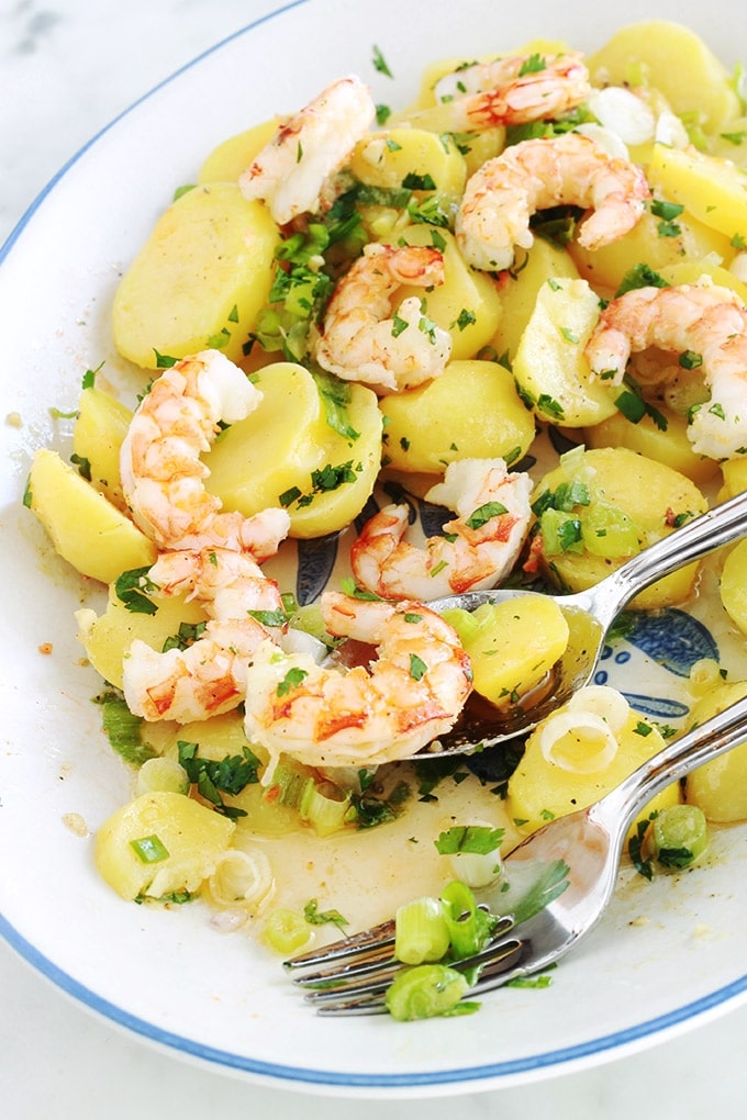 Cette salade de pommes de terre aux crevettes (ou scampis) est très simple et tellement goûteuse. Une recette facile pour un repas rapide prêt en quelques minutes ! Pommes de terre, crevettes, oignons verts, persil, vinaigrette au citron et moutarde. Yummy!