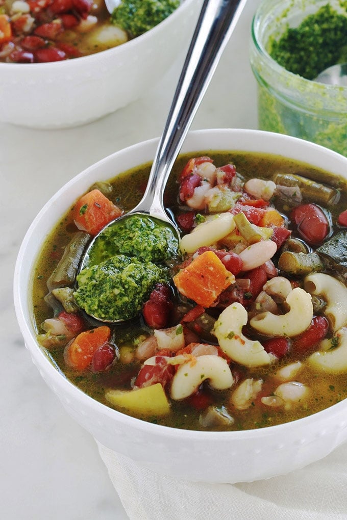 La soupe au pistou est un grand classique de la cuisine provençale. Une soupe estivale facile, avec des légumes d’été frais et des légumineuses, de petites pâtes et du pistou (basilic, ail, huile d’olive). Délicieuse aussi bien chaude que froide. Consistante avec les légumineuses, elle convient aussi pour les végétariens et végétaliens.