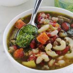 La soupe au pistou est un grand classique de la cuisine provençale. Une soupe estivale facile, avec des légumes d’été frais et des légumineuses, de petites pâtes et du pistou (basilic, ail, huile d’olive). Délicieuse aussi bien chaude que froide. Consistante avec les légumineuses, elle convient aussi pour les végétariens et végétaliens.