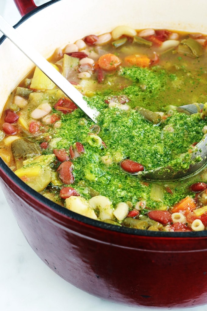 La soupe au pistou est un grand classique de la cuisine provençale. Une soupe estivale facile, avec des légumes d’été frais et des légumineuses, de petites pâtes et du pistou (basilic, ail, huile d’olive). Délicieuse aussi bien chaude que froide. Consistante avec les légumineuses, elle convient aussi pour les végétariens et végétaliens.